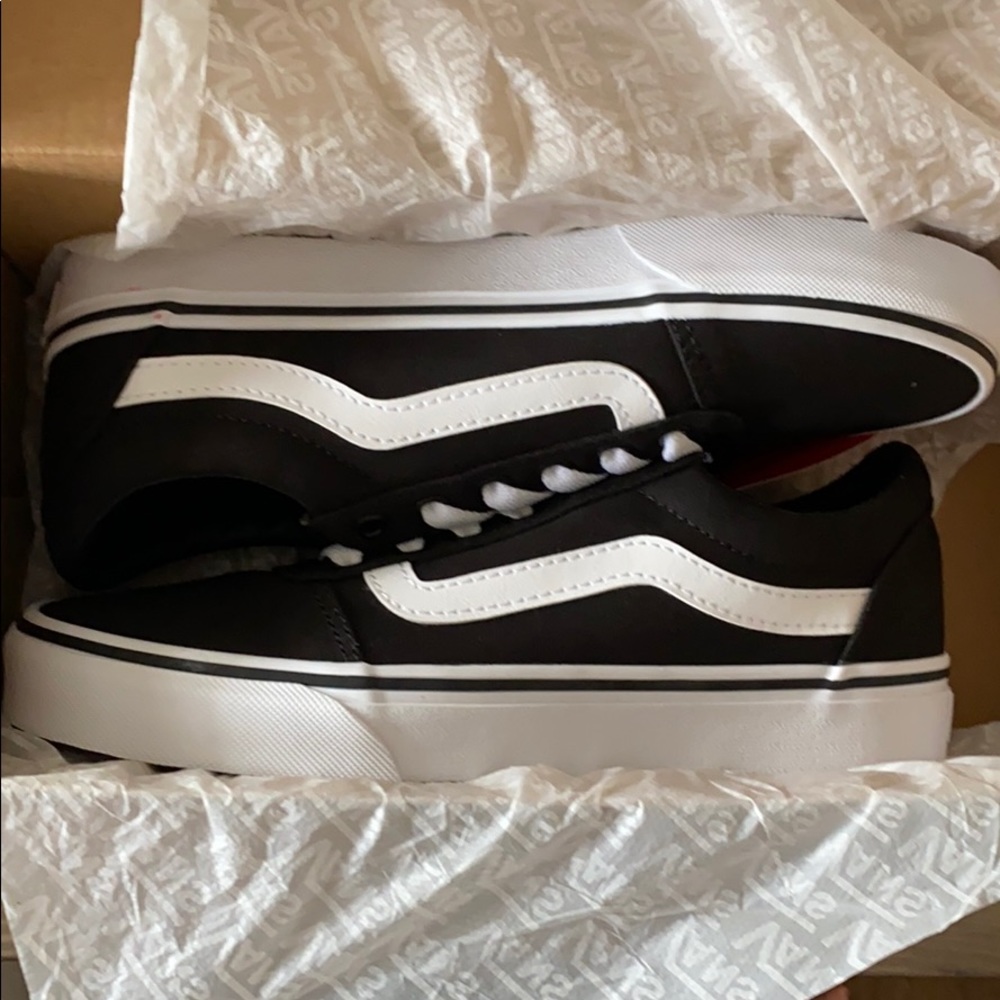 NWT Vans Ward Sneakers